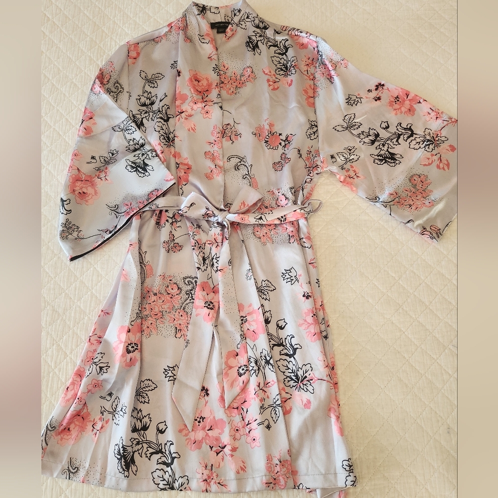 Jones NY Kimono Floral Satin In Pink and Light Gray
